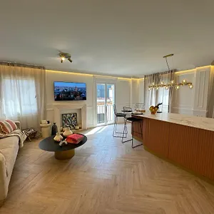 Luxury Cathedral Views In Apartamento